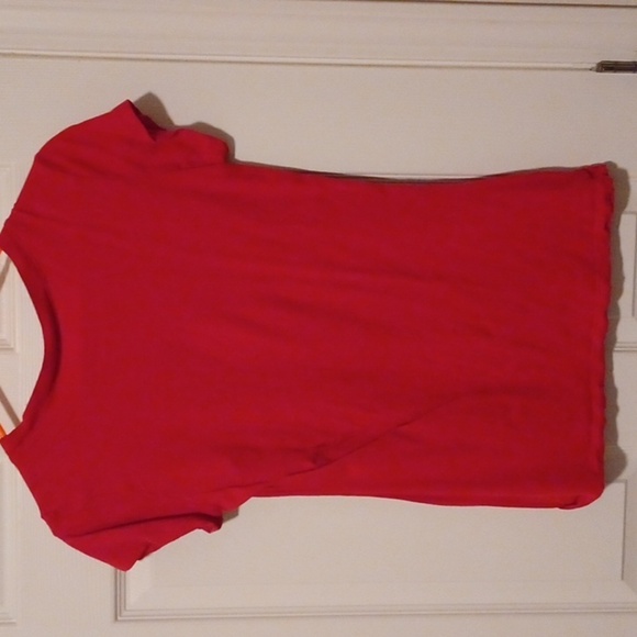 💙🌺Red Graphic Tee with Wing Design - Picture 6 of 9